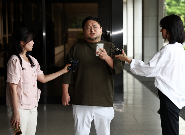 유튜버 구제역이 지난달 15일 오후 서초구 서울중앙지검으로 자진 출석하며 입장을 밝히고 있다. 연합뉴스
